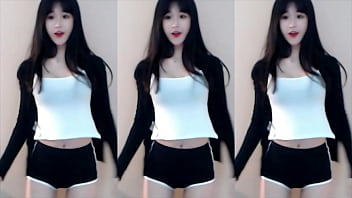 Cô Gái Trung Quốc Khoe Vòng 1 Căng Tròn Khi Thử Thách Tàu Lượn Siêu Tốc