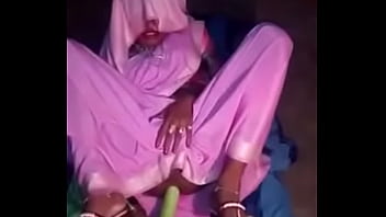 Gadis Sanskari India Menggairahkan Diri Dengan Kerudung