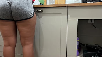 Cucu Tiri Tergoda Saat Mencuci Piring