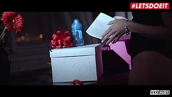 Gadis Rusia Panas Rayakan Ulang Tahun Dengan Bercinta Ganas Bersama Sugar Daddy Spanyolnya