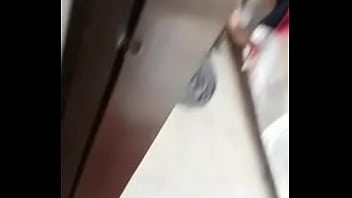 Pelayan Desi Membuka Baju Dengan Genit