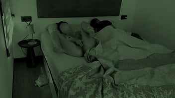 Kamera Malam Menangkap Adik Tiri Mengocok Di Samping Kakak Tiri Di Ranjang Yang Sama