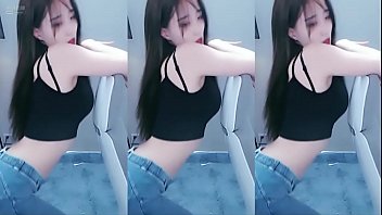 Cô Gái Trung Quốc đắm Mình Trong Vũ điệu Gợi Cảm Với Những Chuyển động Mê Hoặc