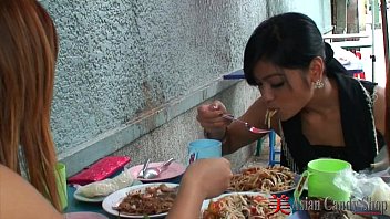 Gadis-gadis Manis Di Toko Permen Asia