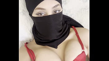 Gadis Berhijab Arab Dengan Niqab Perlahan Memamerkan Payudara Besar Dan Montoknya