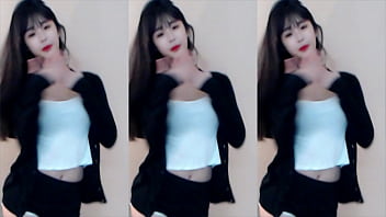 Cô Gái Trung Quốc Mặc áo Hai Dây Thả Dáng Trên Tàu Lượn Siêu Tốc