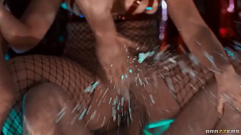 Ratu Tiga Arah Squirting Queenie Sateen / Brazzers / Masukkan Kode Xvpromo Di Situs Resmi Untuk Diskon