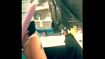 Wanita Dewasa Seksi Membungkuk Dan Membuka Lebar Kemaluan Serta Pantatnya, Memohon Untuk Dimasuki