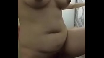 Wanita Tionghoa Memamerkan Bokongnya Yang Menggoda