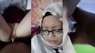 Kacamata Dan Jilbab, Bercinta Dengan Teman