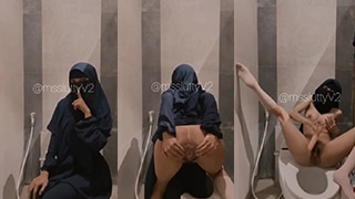 Lutty Si Jilbab Nakal Menggoda Dengan Colmek Di Toilet Mal