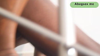 Menyetubuhi Kakak Tiriku Di Tangga Dan Memancur Di Kontol Hitam Besarnya