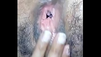 Gadis India Yang Menggoda Dengan Lekuk Tubuh Yang Memikat
