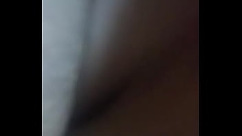 Bisikkan Kata-kata Mesum Ke Telinga Istriku Annu Pakai Earphone