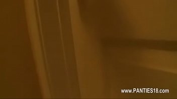 Pov Lisa Marie Dalam Gaun Lingerie Membungkuk Untuk Mencari Charger Ponselnya