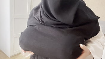 Istri Arab Teman Memamerkan Payudaranya