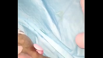 Gadis Tiongkok Merangsang Diri Hingga Memuncak Dan Mengucur Deras Dengan Lubang-lubang Terisi Penuh