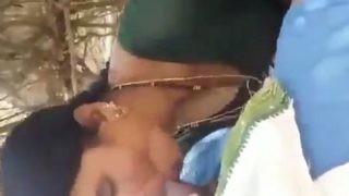 Bocah Desa India Mengisap Kontol Di Alam Terbuka
