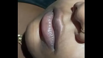 Bibir Seksi Desi Yang Menggoda