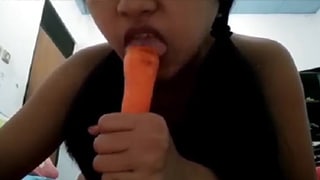 Mahasiswi Ngentot Pakai Wortel Sampai Klimaks