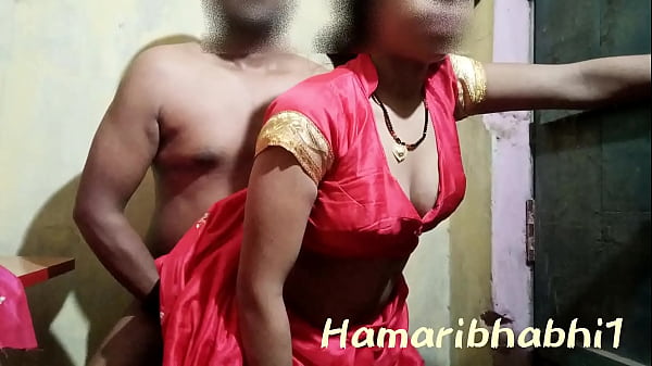 Istri Desa India Digoda Dalam Saree Merah Membara