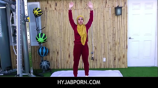 Pelatih Bugar Menggila Dengan Klien Arab Eksotis Yang Bergoyang Di Balik Hijab
