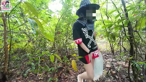 สาวไทยใจกล้าโชว์เรือนร่างเปลือยเปล่าท่ามกลางท้องทุ่งโล่ง