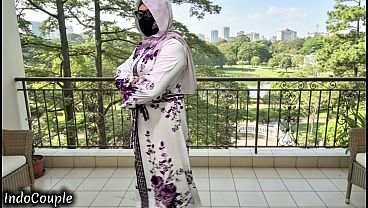 Istri Berhijab Yang Doyan Selingkuh Dan Haus Nafsu, Akhirnya Kutemui Di Koridor Kampus Yang Sepi.