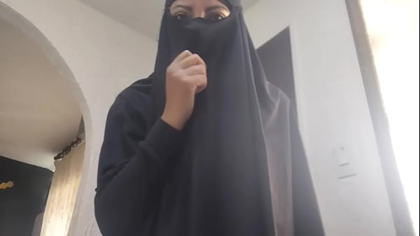Milf Arab Mengocok Memek Sampai Muncrat Dan Orgasme Kasar Di Webcam, Pakai Niqab Dan Hijab Seksi