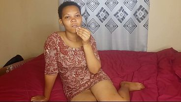 Ibu Menggoda Diri Di Kamar Tidur, Memamerkan Liang Basahnya Yang Gelap Dan Menggairahkan.