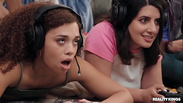 Mode Kooperatif: Aksi Panas Gamer Cewek Di Reality Kings