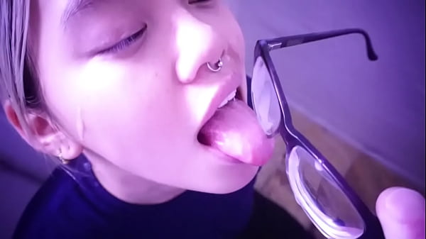 Budak Asia Menggoda Menanti Tuannya; Lidahnya Menjilat Bekas Sperma Di Kacamatanya. Tonton Video Lengkapnya Di Sabelarsene.com