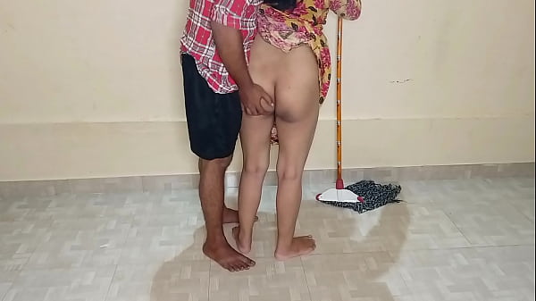गर्म कामवाली आंटी को कमरे में पोछा लगाते देख मेरा खड़ा लंड चूसवाकर जमकर चोदा