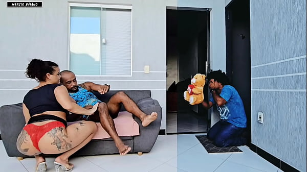 Kekasihku Yang Bodoh Memberiku Hadiah Romantis, Tapi Malah Menemukanku Tengah Digerogoti Kakaknya Yang Lebih Besar Di Hari Kasih Sayang