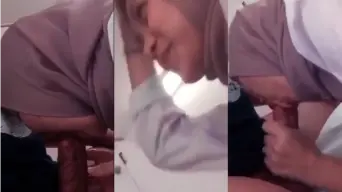 Ukhti Cantik Tersenyum Manis Lalu Mengulum Penis Dengan Penuh Nafsu