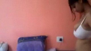 Video Desi Bertubuh Besar Melepas Gaunnya Dengan Sensual