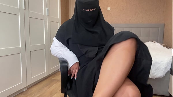Gadis Arab Berhijab Merangsang Memek Basahnya Hingga Klimaks