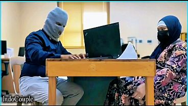 Istri Berhijab Yang Nakal Menggoyang Vibrator Kesayangannya Bersama Teman Kantor Yang Jadi Selingkuhannya.