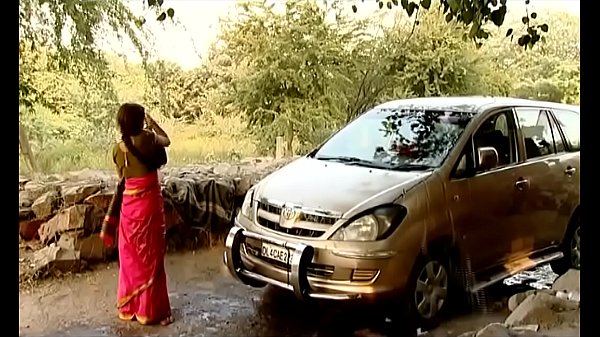 Bhabhi Desa India Mandi Sambil Cuci Mobil… Adegan Panas Tanpa Sensor!