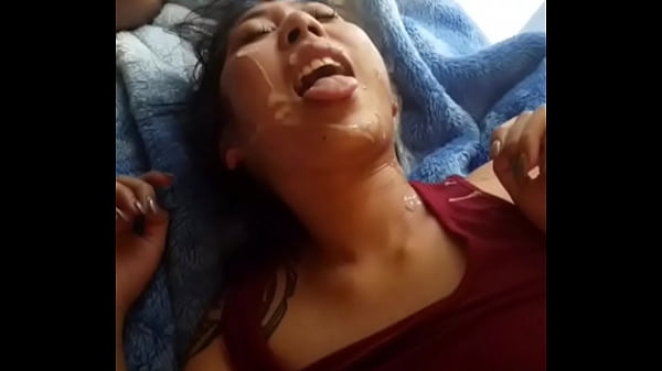 Wajah Gadis Asia Penuh Dengan Cairan Putih Dari Pria Kulit Hitam