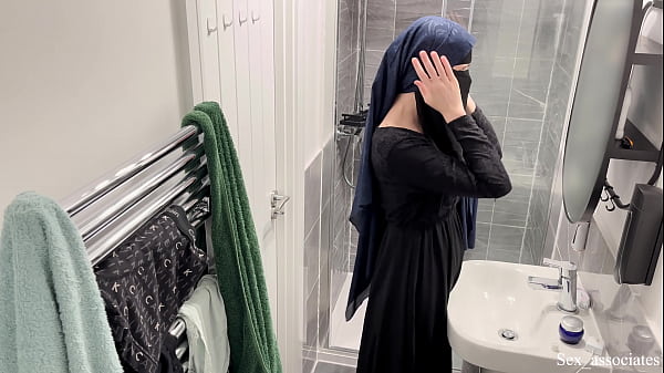 Aku Melihat Gadis Muslim Berhijab Di Kamar Mandi Sedang Memuaskan Nafsunya Sendiri.