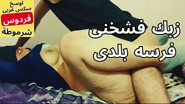 زوجة أبي المصرية الممتلئة فردوس في الأربعينيات مطلقة تتناك في كسها المبلل مقابل المال على سرير زوجها كل فجر