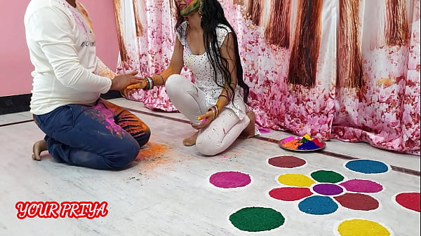 Pesta Holi Yang Panas: Priya Dan Kakak Tirinya Berbagi Kenikmatan Intim
