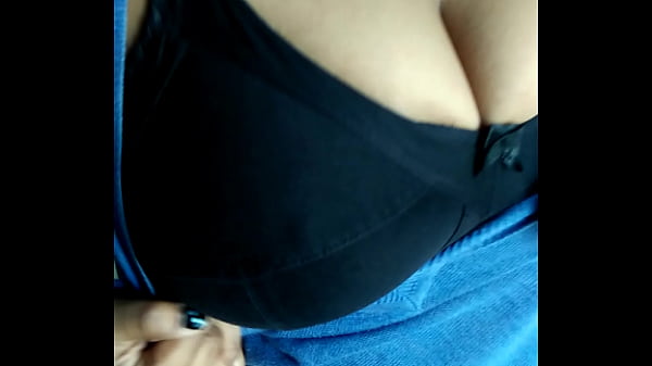 Desi Memamerkan Payudara Ranumnya Dengan Penuh Gairah