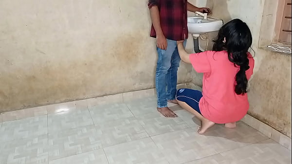 भाभी ने जवान प्लंबर से अपनी गीली चूत की तड़प शांत की! हॉट हिंदी मोएंस के साथ सेक्स