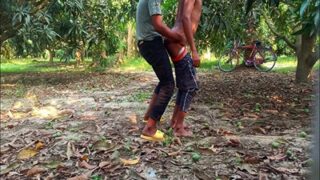 Pria India Bercinta Di Kebun Mangga, Dua Kekasih Gay Menggila Di Ladang