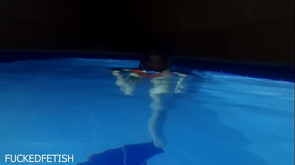 Helen Bintang Berenang Malam Dengan Topeng Menggoda Di Kolam
