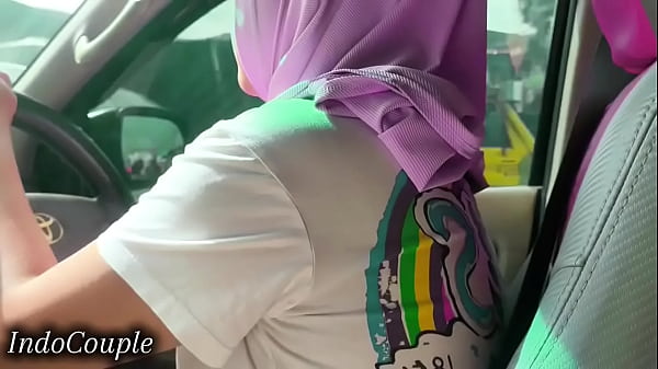 Istri Berhijab Di Jakarta Terekam Video Mesum Saat Nyetir Sambil Mengulum Kontol Pacarnya