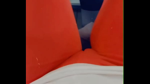 Tetesan Keringat Di Celana Ketat, Lekuk Tubuh Terlihat Jelas Di Gym
