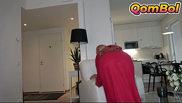 Menggoda Adik Tiri Berjilbab Usai Ia Selesai Membersihkan Rumah